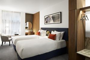 Кровать или кровати в номере Crowne Plaza Sydney Darling Harbour, an IHG Hotel