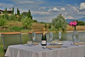 una mesa con una botella de vino y una flor en ella en Zornitza Family Estate Relais & Chateaux en Melnik