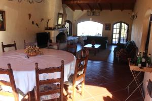 Zimmer mit einem Tisch und einem Wohnzimmer in der Unterkunft Casa Tafi del Valle in Tafí del Valle