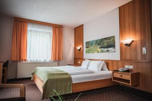 Postel nebo postele na pokoji v ubytování Hotel Garni Romantika