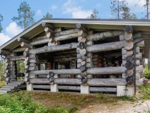una baita di tronchi con una recinzione intorno ad essa di Holiday Home Villa mitja by Interhome a Karjalaisenniemi