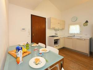 eine Küche mit einem Tisch mit Tellern voller Essen darauf in der Unterkunft Holiday Home San Pietro Green by Interhome in Valledoria