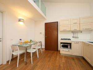 eine Küche mit Tisch und Stühlen in einem Zimmer in der Unterkunft Holiday Home San Pietro Green by Interhome in Valledoria + 24 Fotos