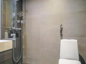 a bathroom with a toilet and a glass shower at Holiday Home Levi hillside by Interhome in Levi