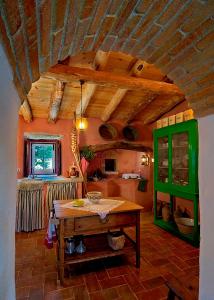 um quarto com uma mesa e um armário verde numa casa em Aldeia da Mata Pequena em Mafra