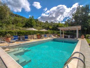 een zwembad met blauw water in een tuin bij Holiday Home Al Melo by Interhome in San Gennaro