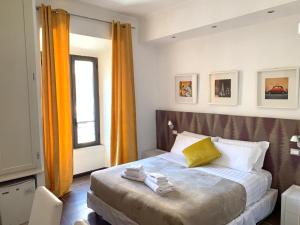 A bed or beds in a room at La Cupola del Vaticano