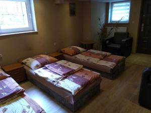 Ένα ή περισσότερα κρεβάτια σε δωμάτιο στο Zajazd U Doktora