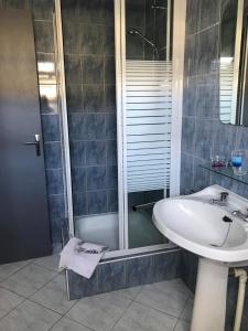 ein Bad mit einem Waschbecken und einer Dusche in der Unterkunft Ker Océan 1 au bord des dunes Famille DUPREZ GOBERT in Erdeven