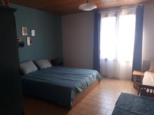 Schlafzimmer mit einem Bett und einem Fenster in der Unterkunft Leo's Chambres d'Hôte in Agde