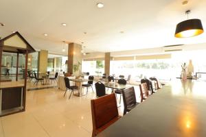 Saka Hotel Medan tesisinde bir restoran veya yemek mekanı