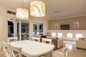 TV a/nebo společenská místnost v ubytování Bahiazul Villas Corralejo by Vreagestion