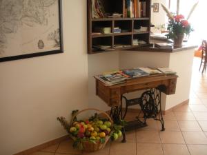 a table with a basket of fruit in a room at Agritur Maso Pomarolli in Giovo