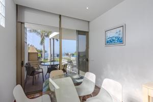 comedor con sillas blancas y mesa de cristal en Villa Eleonora, Luxury Villa with Heated Pool Ocean View in Adeje, Tenerife, en Adeje