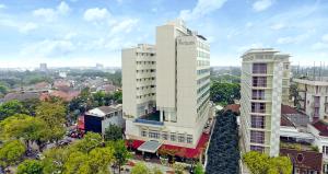 een uitzicht op een hoog wit gebouw in een stad bij De Paviljoen Bandung in Bandung