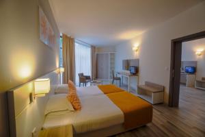 Postel nebo postele na pokoji v ubytování Park Hotel Odessos - All Inclusive + 37 fotografií