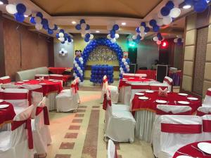 钱德加尔Hotel Shagun Chandigarh Zirakpur的宴会厅配有红白桌子和蓝色气球