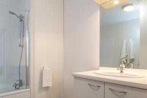 Koupelna v ubytování Aparthotel Adagio Access Avignon