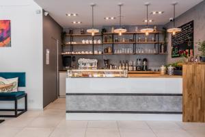 eine Bar in einem Restaurant mit Hängelampen in der Unterkunft Apartamenty Tespis - Francuska Atal Park in Kattowitz