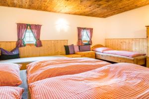 Posteľ alebo postele v izbe v ubytovaní Almhütte Brandgut + 37 fotografií