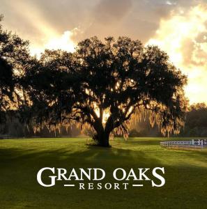 un arbre dans un champ avec les mots grand chênes dans l'établissement The Grand Oaks Resort, à Weirsdale
