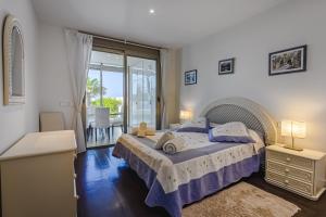 Un dormitorio con una cama grande y un balcón. en Villa Eleonora, Luxury Villa with Heated Pool Ocean View in Adeje, Tenerife, en Adeje 74 fotos más