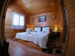 Кровать или кровати в номере Canada Hotel & Bungalows