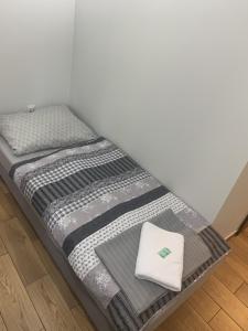 سرير أو أسرّة في غرفة في Słoneczna