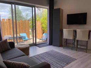 sala de estar con sofá y mesa con TV en Gîtes de la Porte Saint Martin, en Châteauroux