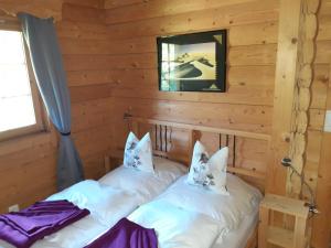 1 dormitorio con 2 camas en una cabaña de madera en Villa Weitblick, en Waldmünchen