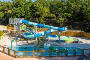 - un parc aquatique avec un toboggan dans la piscine dans l'établissement Camping Le Bois Fleuri, à Argelès-sur-Mer