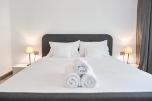 Giường trong phòng chung tại Los Amigos Apartment Spa Resort Mamaia +35 ảnh