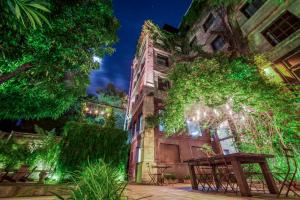 A garden outside Factoria Hotel