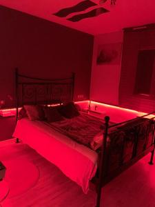 Postel nebo postele na pokoji v ubytování Chambre luxe spa