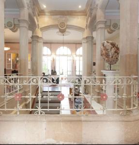 een lobby van een gebouw met een groot gebouw bij Casal Banco de Felanitx,habitaciones privadas in Felanitx