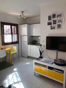 a living room with a flat screen tv on a wall at El Descansito con Wifi gratis in Playa Honda