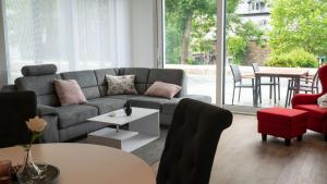 una sala de estar con un sofá y una mesa en NEU Mont Royal Suiten 2 bis 4 Personen, en Traben-Trarbach