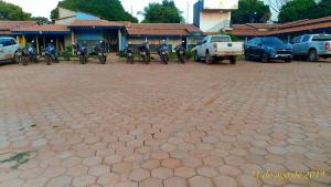 un groupe de motocycles garés sur un parking dans l'établissement Pousada Aconchego, à Mateiros