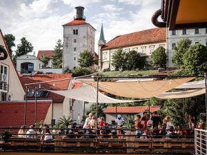 Timeout Heritage Hotel Zagreb في زغرب: مجموعة من الناس جالسين على جسر في مدينة
