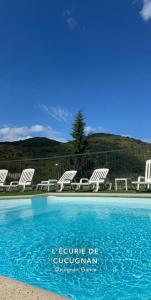 uma imagem de uma piscina com cadeiras e uma montanha em Écurie De Cucugnan em Cucugnan