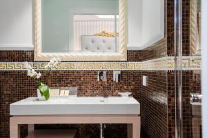 Koupelna v ubytování Grand Hotel Gallia