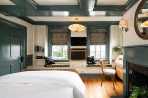 een slaapkamer met een bed en een open haard bij Life House, Nantucket in Nantucket