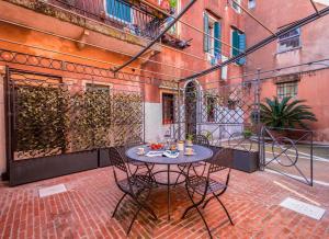une table et des chaises assises sur une terrasse en briques dans l'établissement Ca’ Orti, à Venise