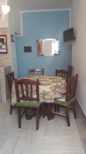 uma mesa de jantar e cadeiras com uma mesa e um espelho em Casa Elena em Palinuro