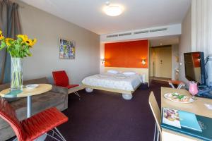 Postel nebo postele na pokoji v ubytování Niebieski Art Hotel & Spa
