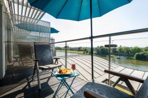 Výhled na řeku, která protéká v blízkosti hotelu