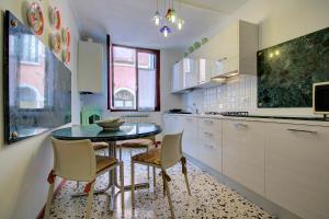 una cucina con tavolo e sedie in una stanza di REMIGIO Marco-canal a Venezia