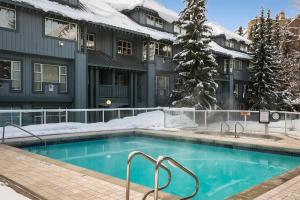 Swimming pool sa o malapit sa Glacier Lodge