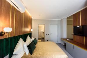 1 dormitorio con 1 cama grande y TV en Vila Time Olimp, en Olimp