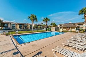 - une piscine avec des chaises longues dans un complexe dans l'établissement Gulf Highlands: 181 Gulf Highlands Blvd., à Panama City Beach